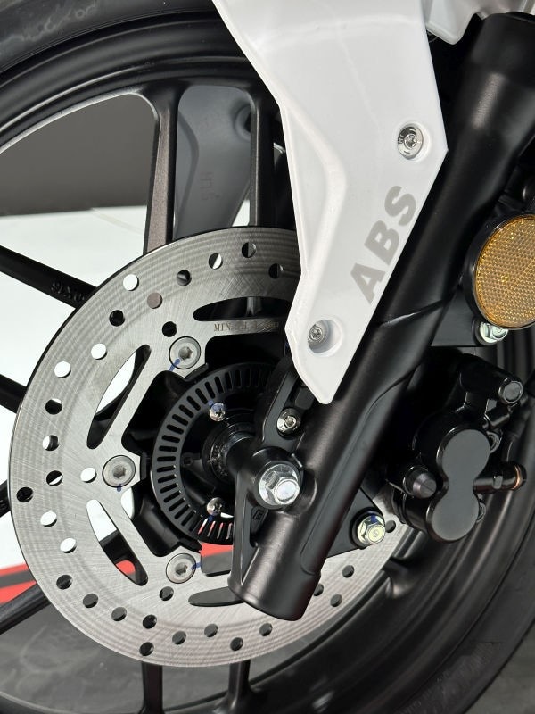 Wottan Sixteen 125: lo scooter spagnolo con ruota da 16" che sfida il traffico urbano